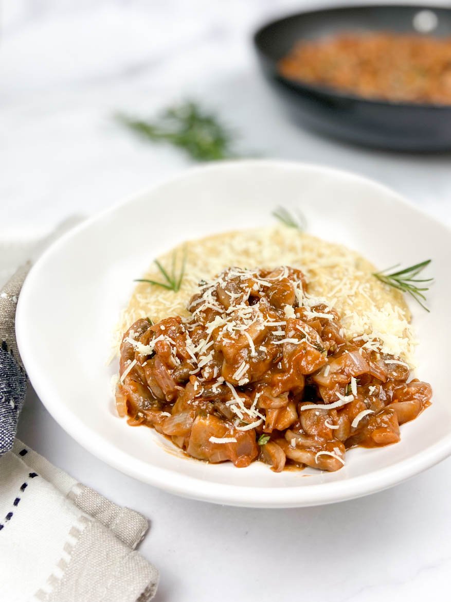 Petit Gateau de Polenta Aos Queijos Com Ragu de Shitake e Shimeji