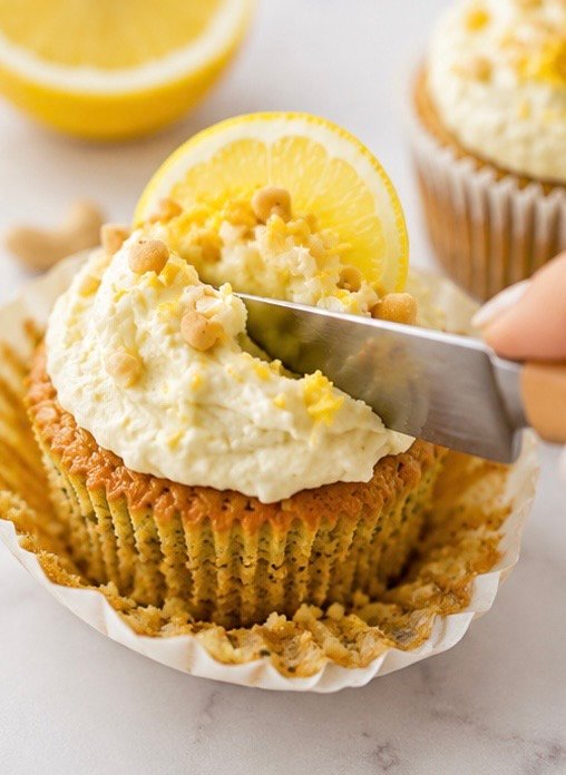 muffin sem glúten com cobertura de cream de castanha de caju contando com faca