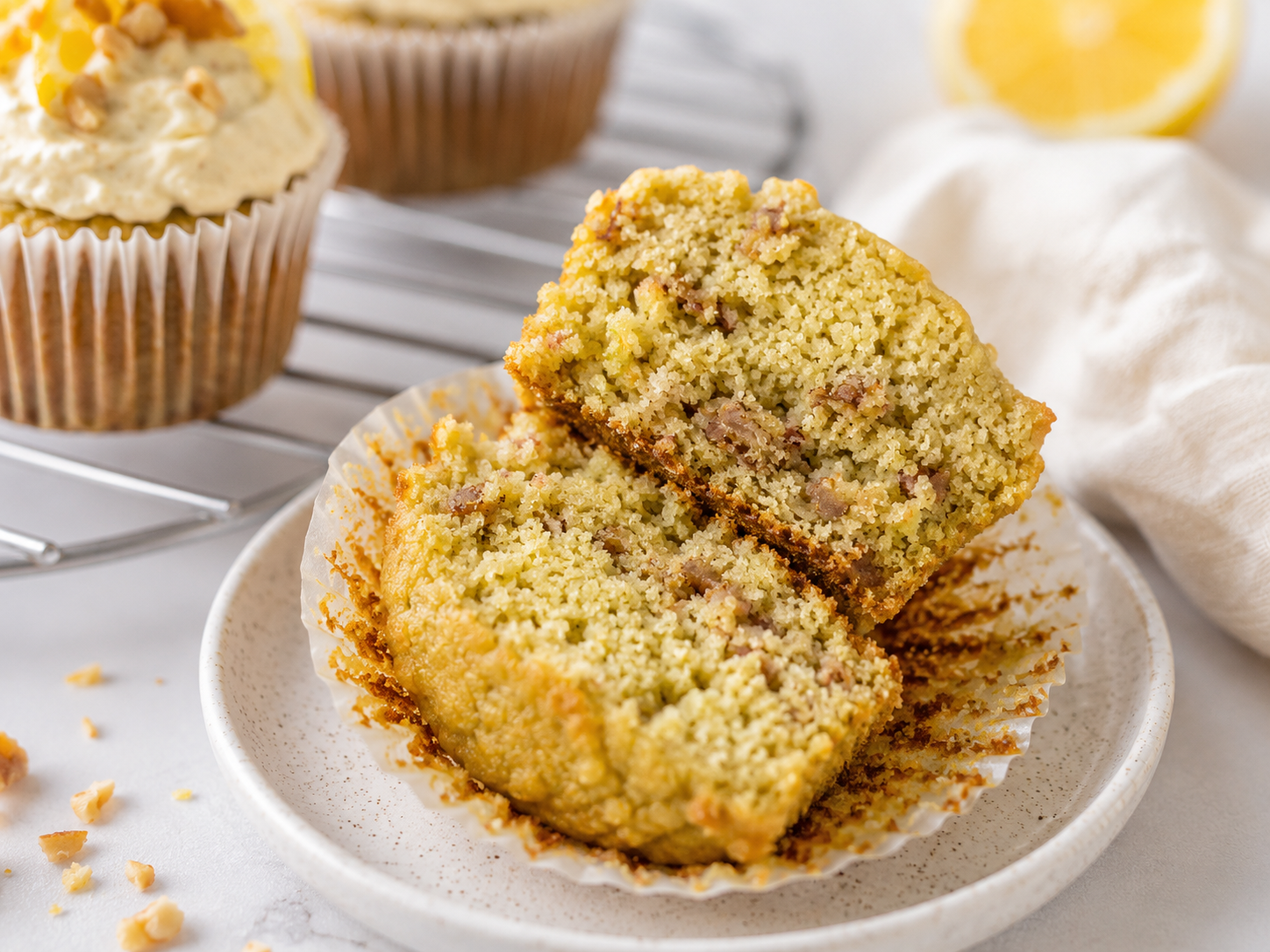 muffin de abobrinha com farinha de amêndoa fofinho cortado