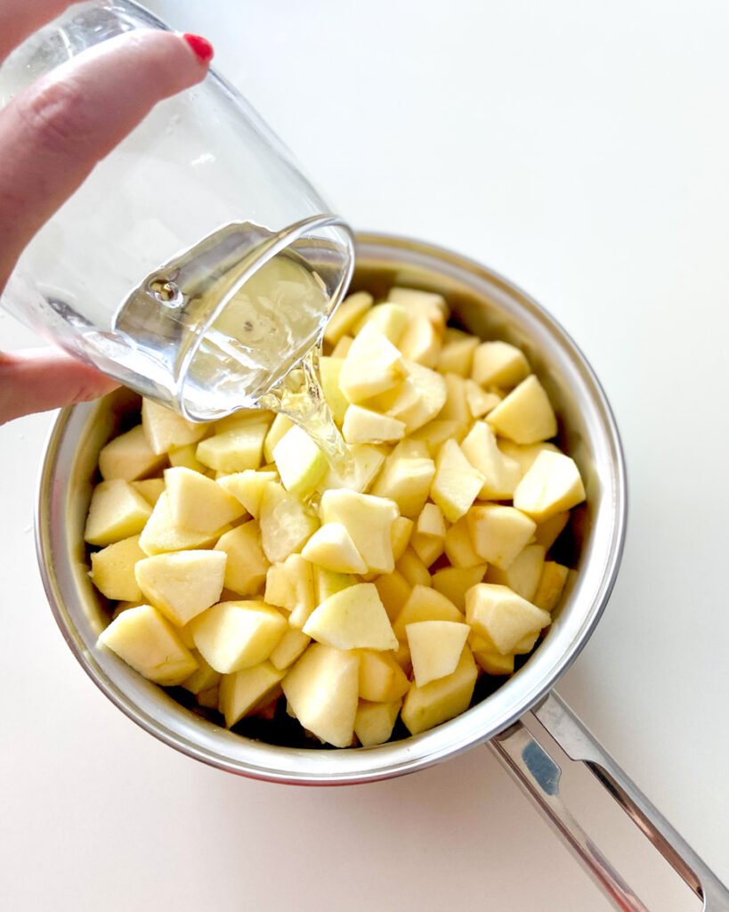 preparação para cozimento da maçã com canela e cravo