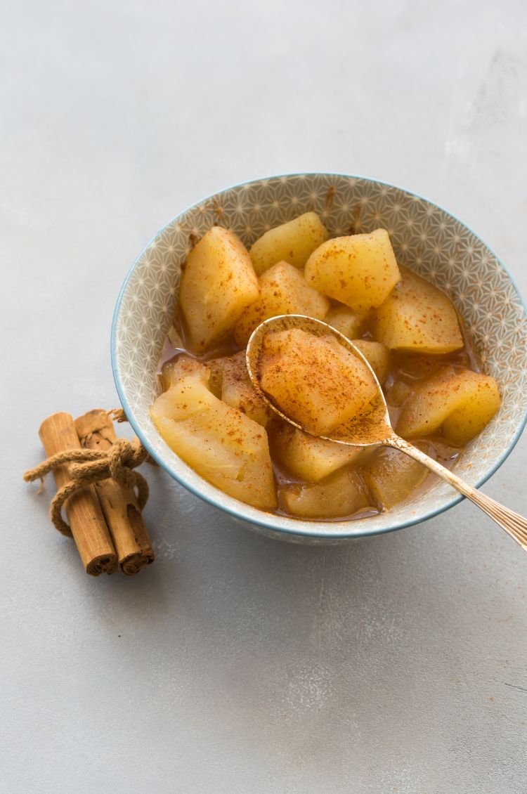 Maçã cozida com especiarias rica em pectina para saúde intestinal